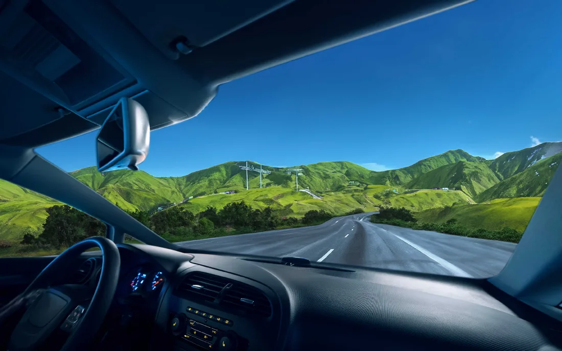 Clear panoramic view through a vehicle windshield